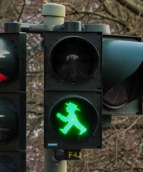 Caratteristici sono i semafori pedonali in Berlino a forma di persona con il cappello