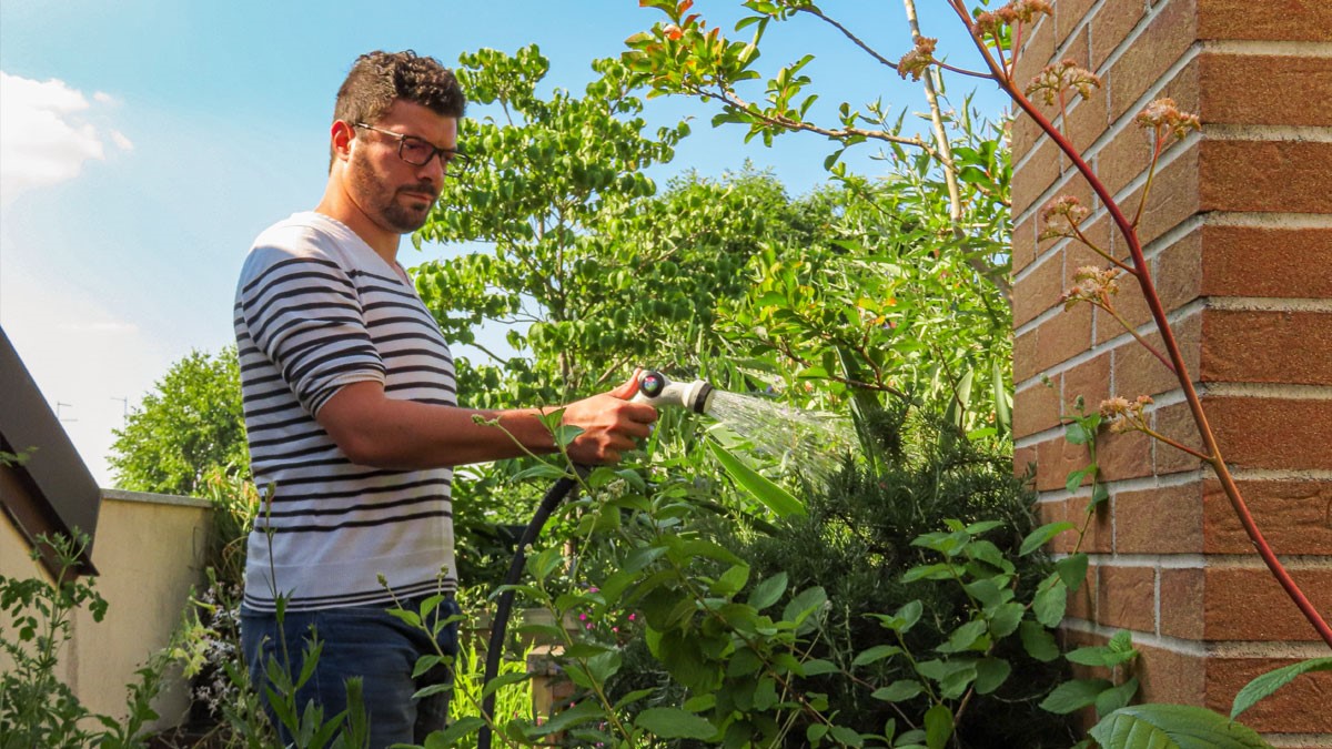 consigli su come irrigare il giardino, balcone e terrazzo in modo sostenibile